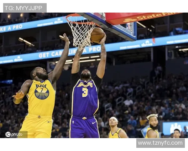 勇士与雷霆激战正酣现场直播全程回顾与精彩瞬间分析